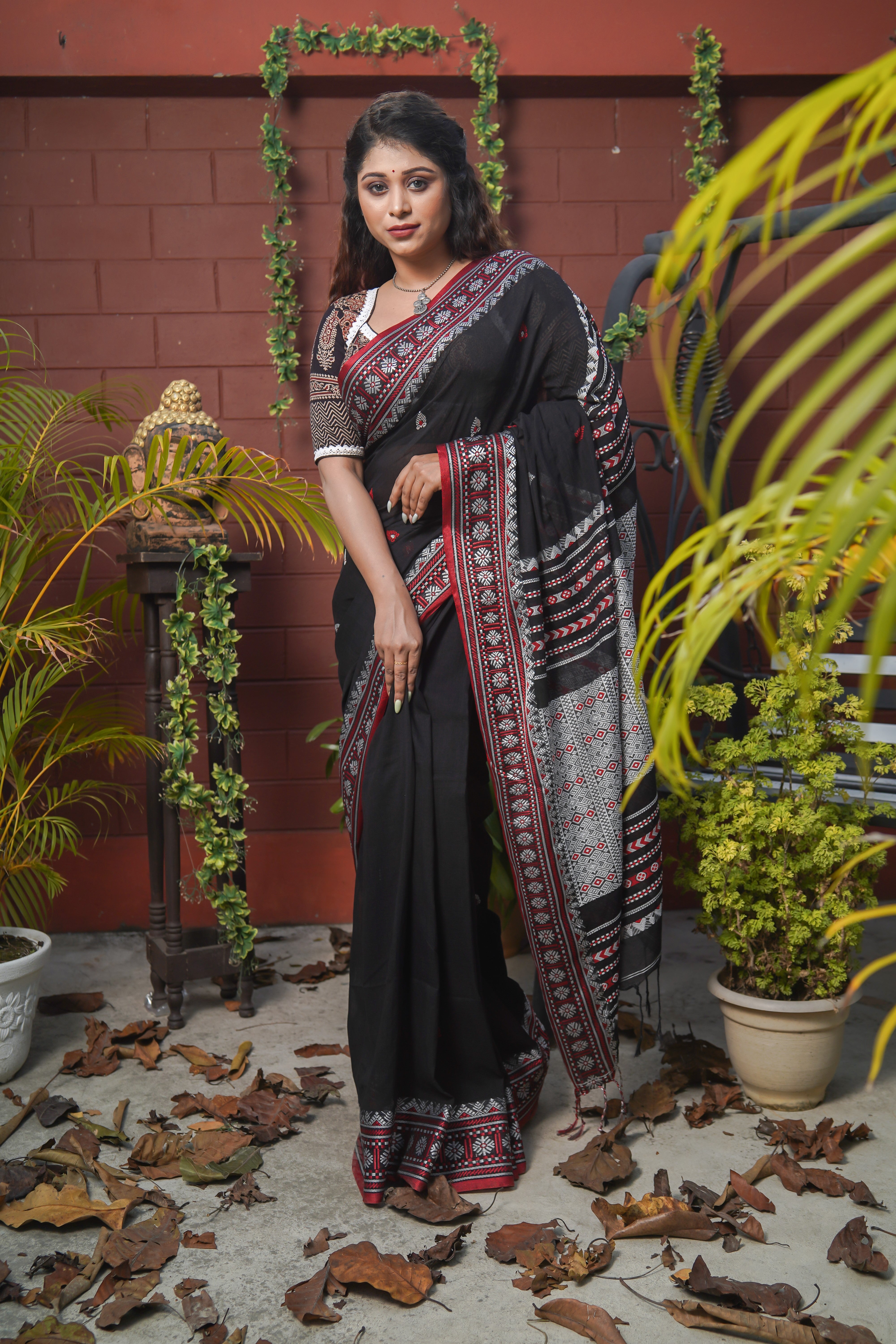 Pure Masrise Cotton Hand Weaving Buti Saree-Black