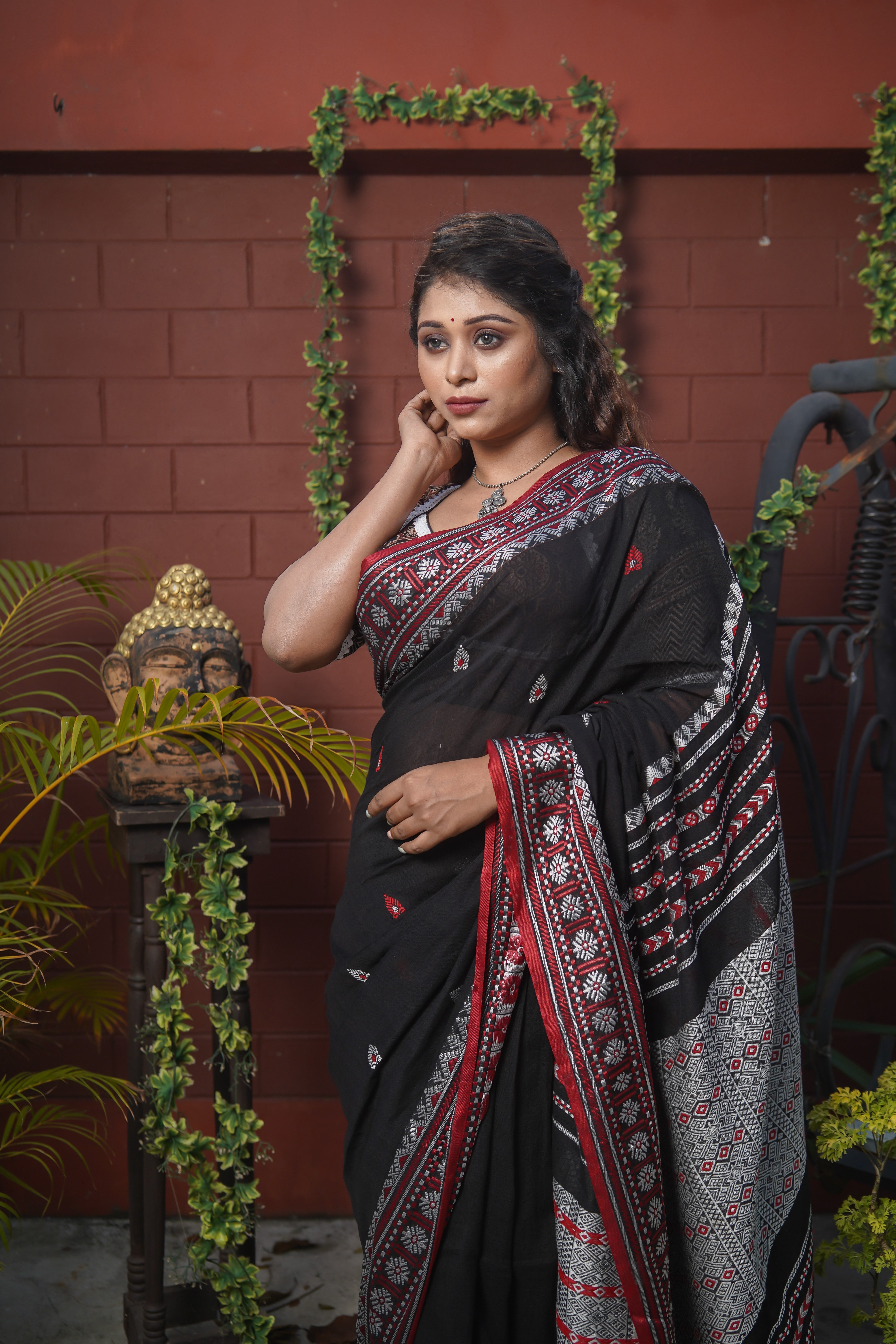 Pure Masrise Cotton Hand Weaving Buti Saree-Black