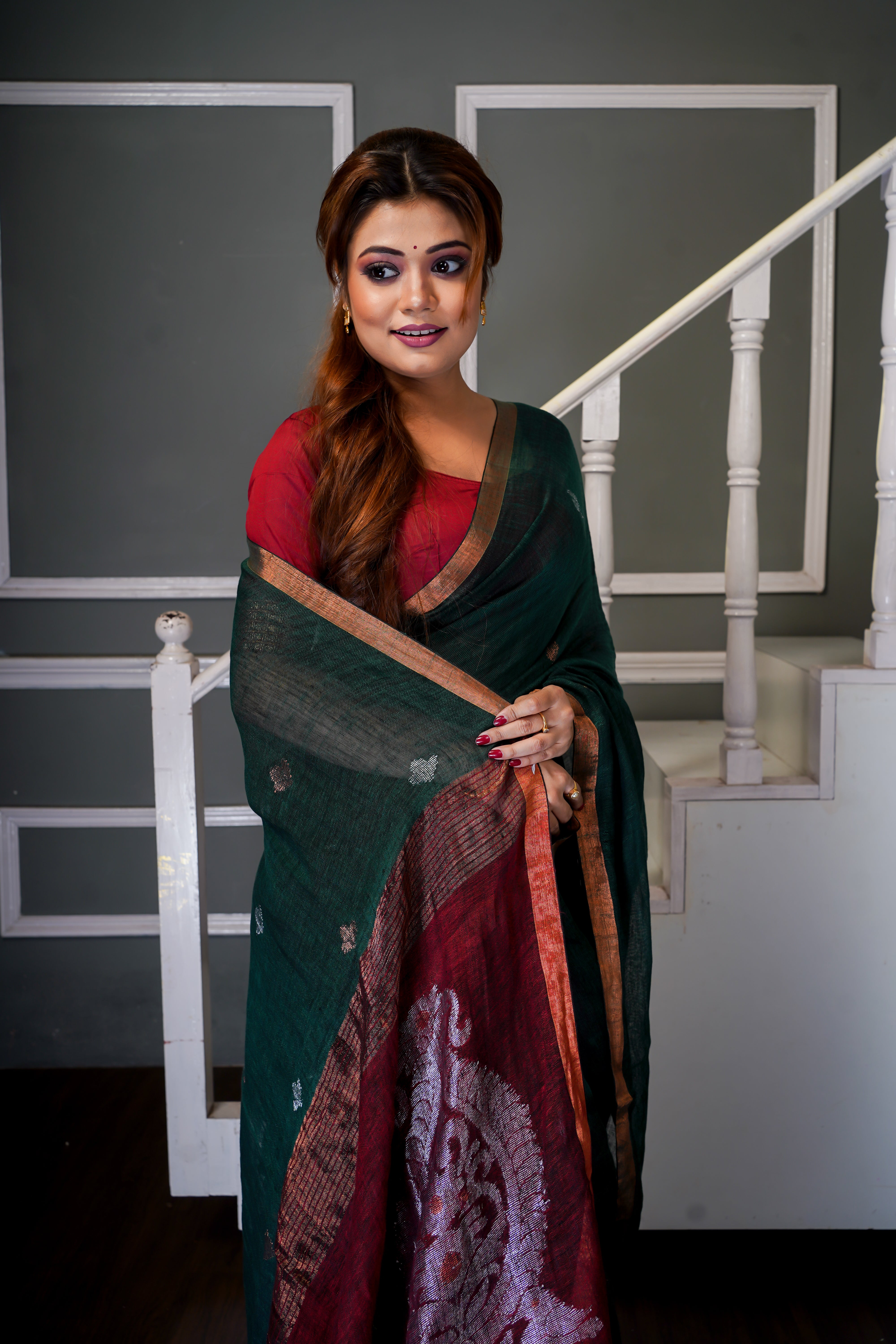 Green & maroon Sankha linen hand woven jamdani saree