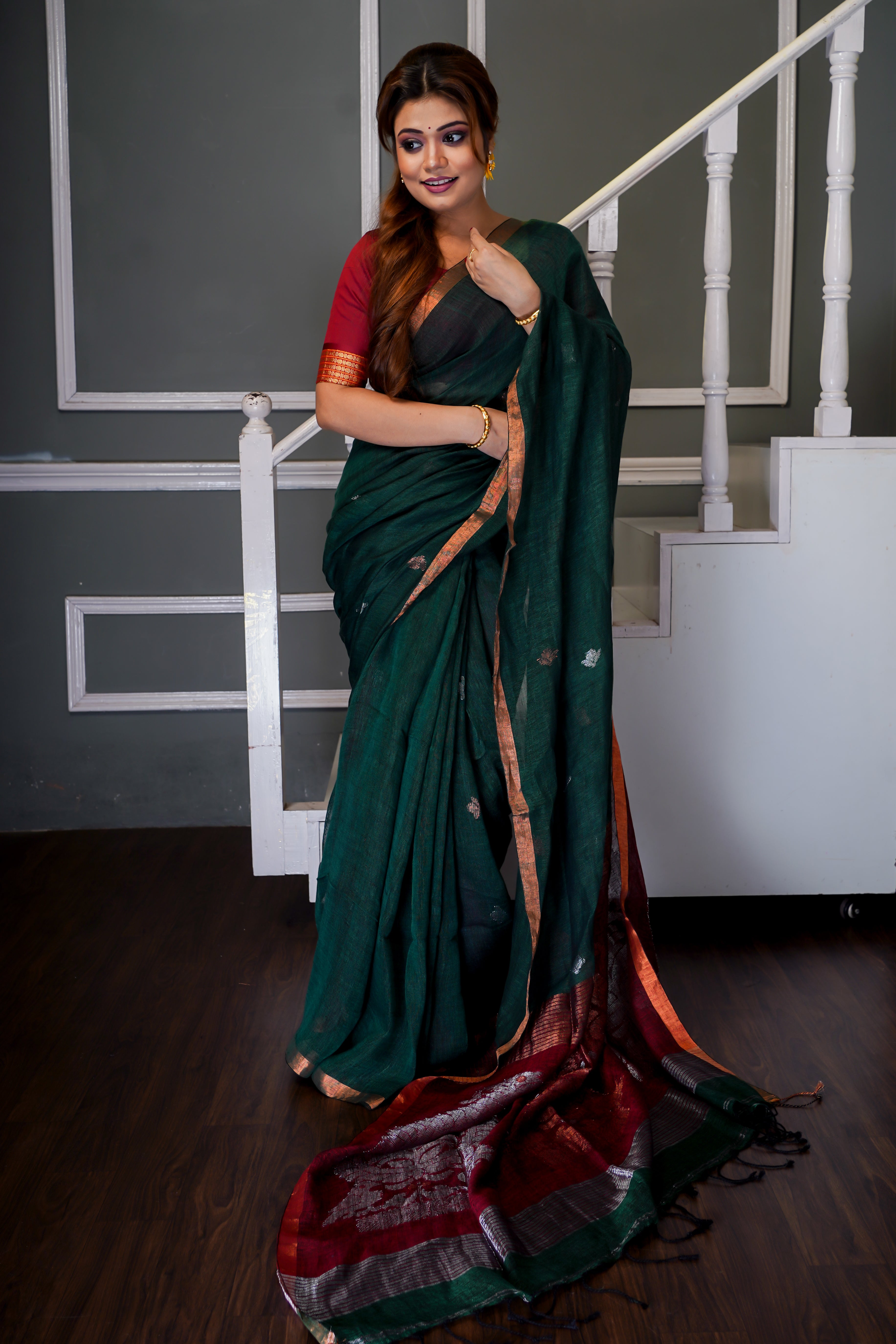 Green & maroon Sankha linen hand woven jamdani saree