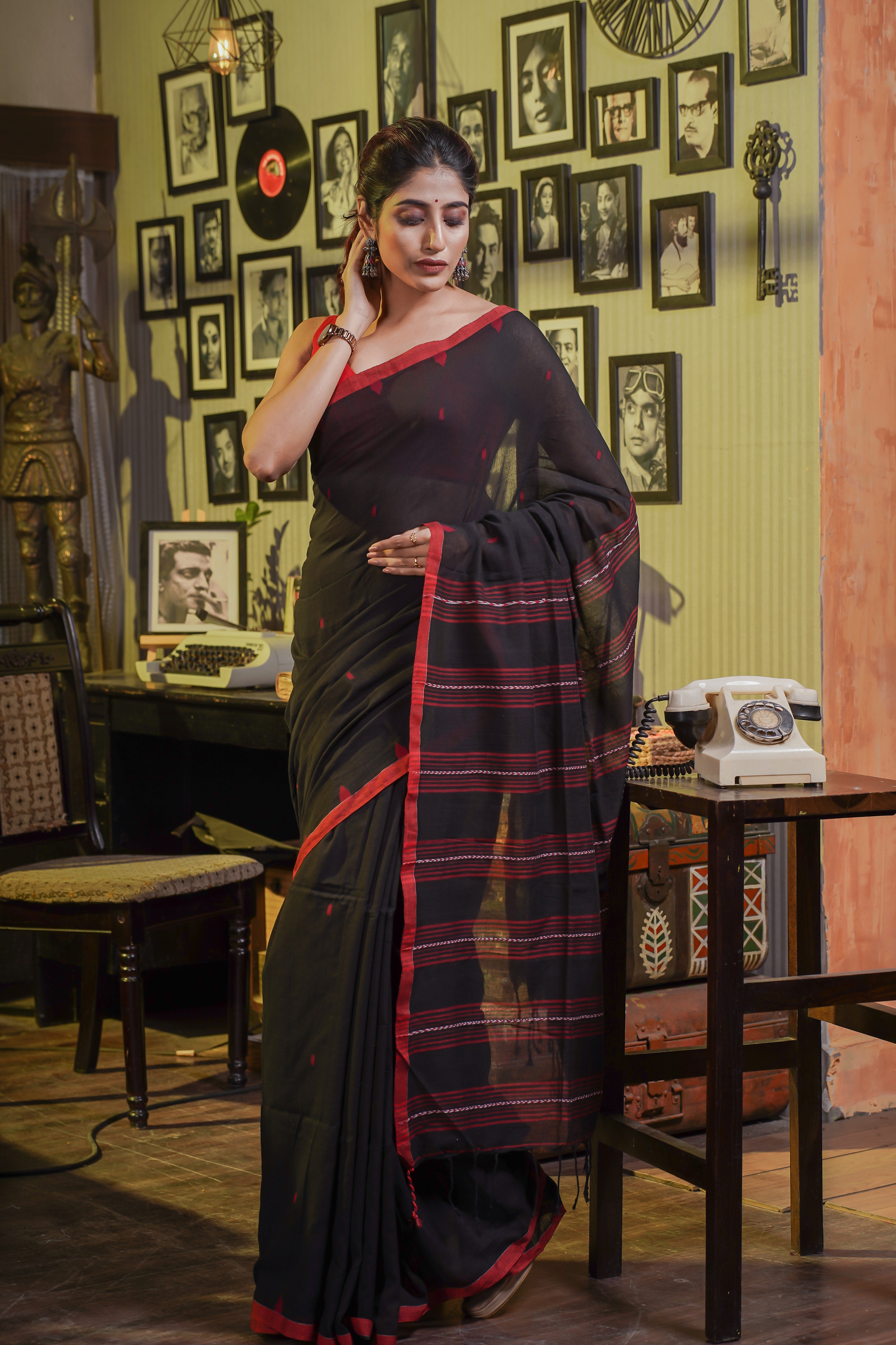 Hand Weaving Mulmul Cotton Saree- Black & Red