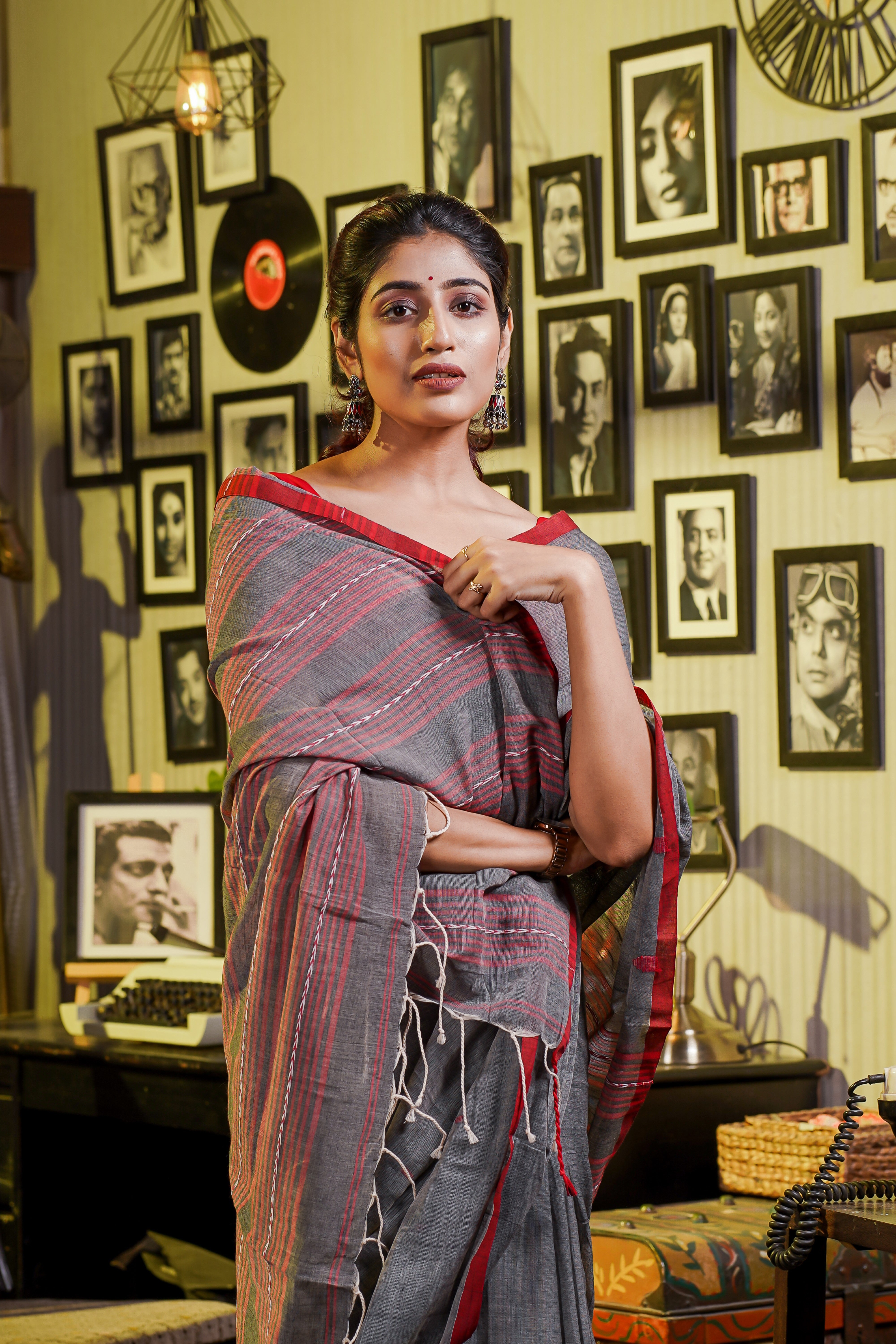 Hand Weaving Mulmul Cotton Saree- Grey & Red