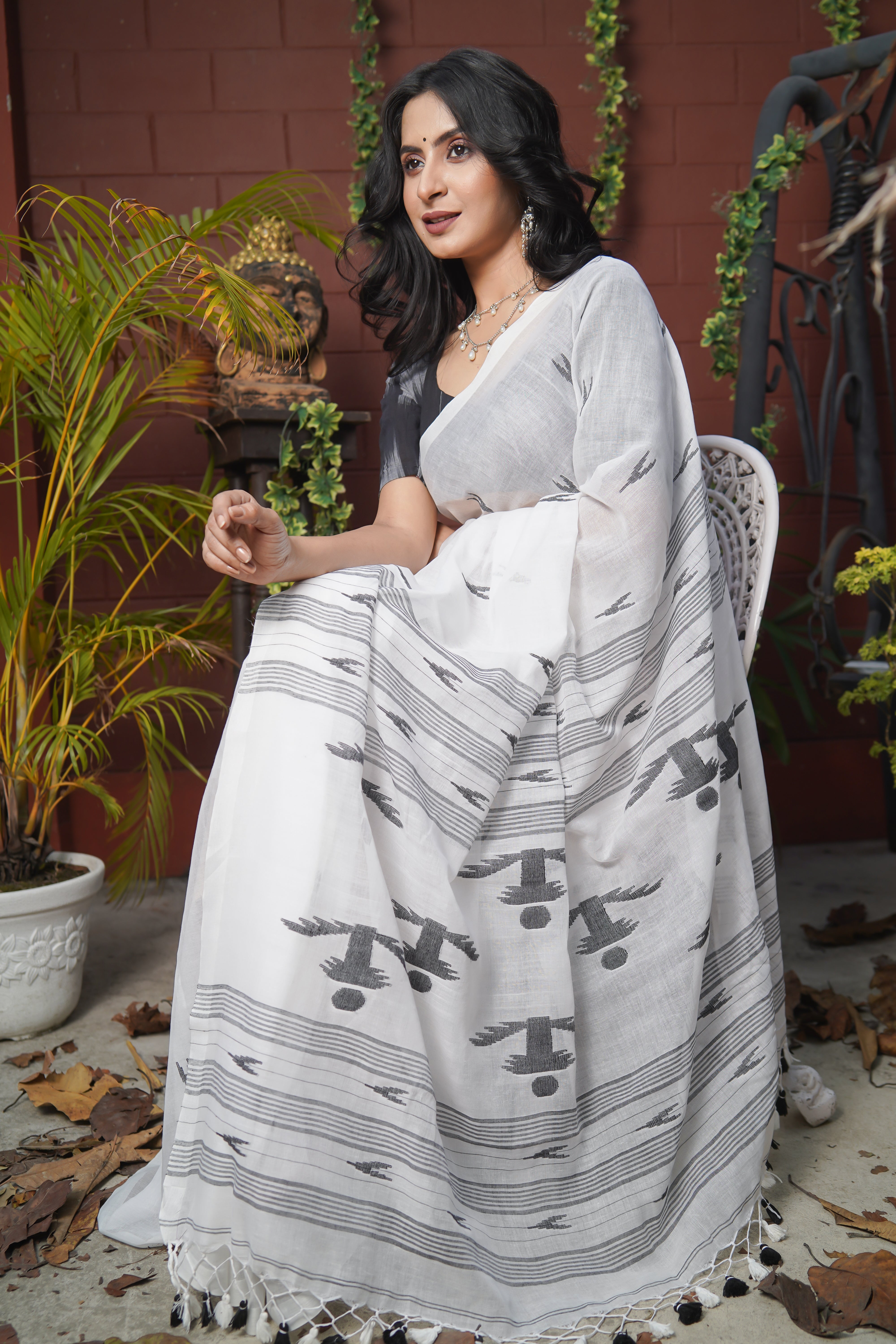 White pure mul mul cotton hand weaving saree