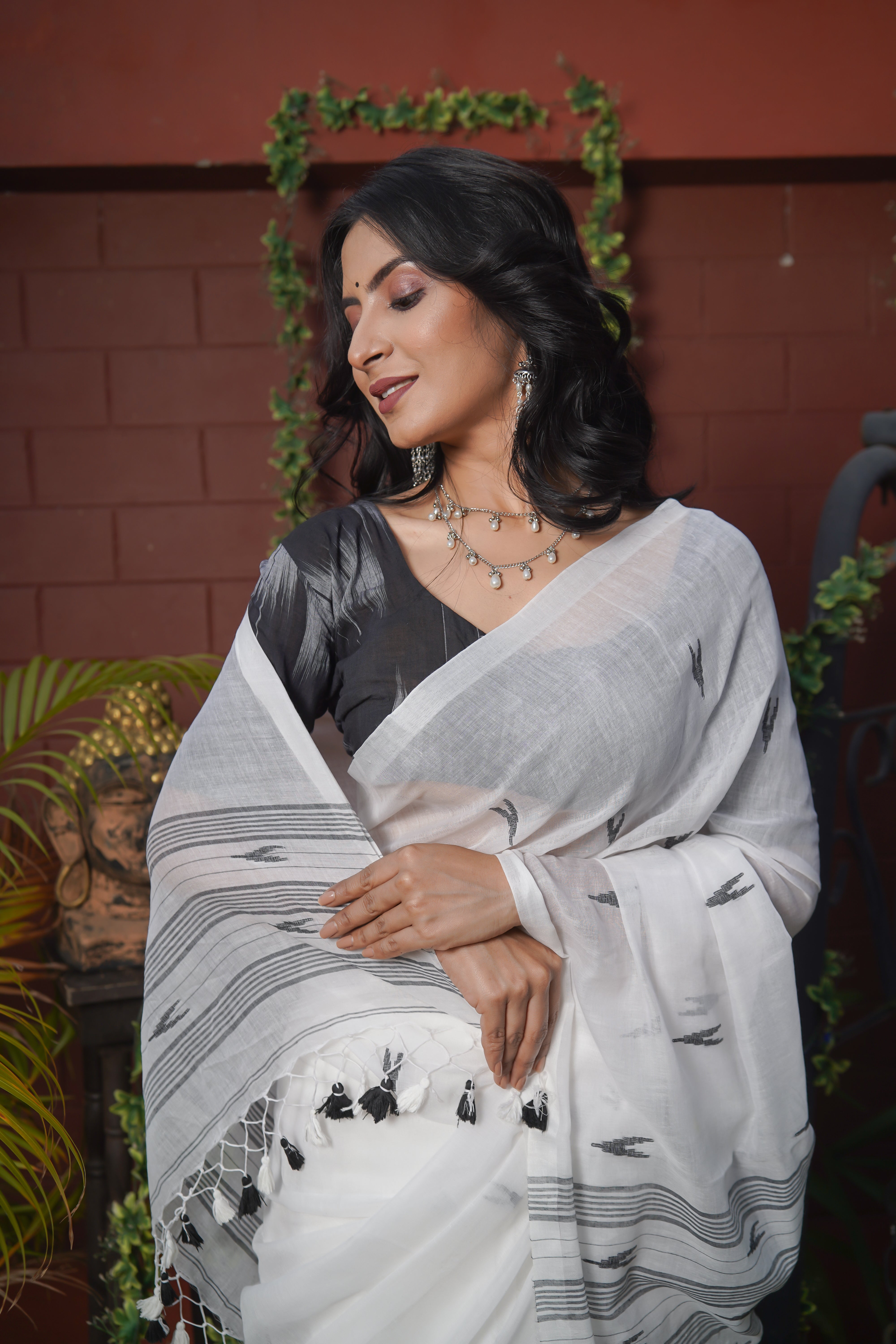 White pure mul mul cotton hand weaving saree