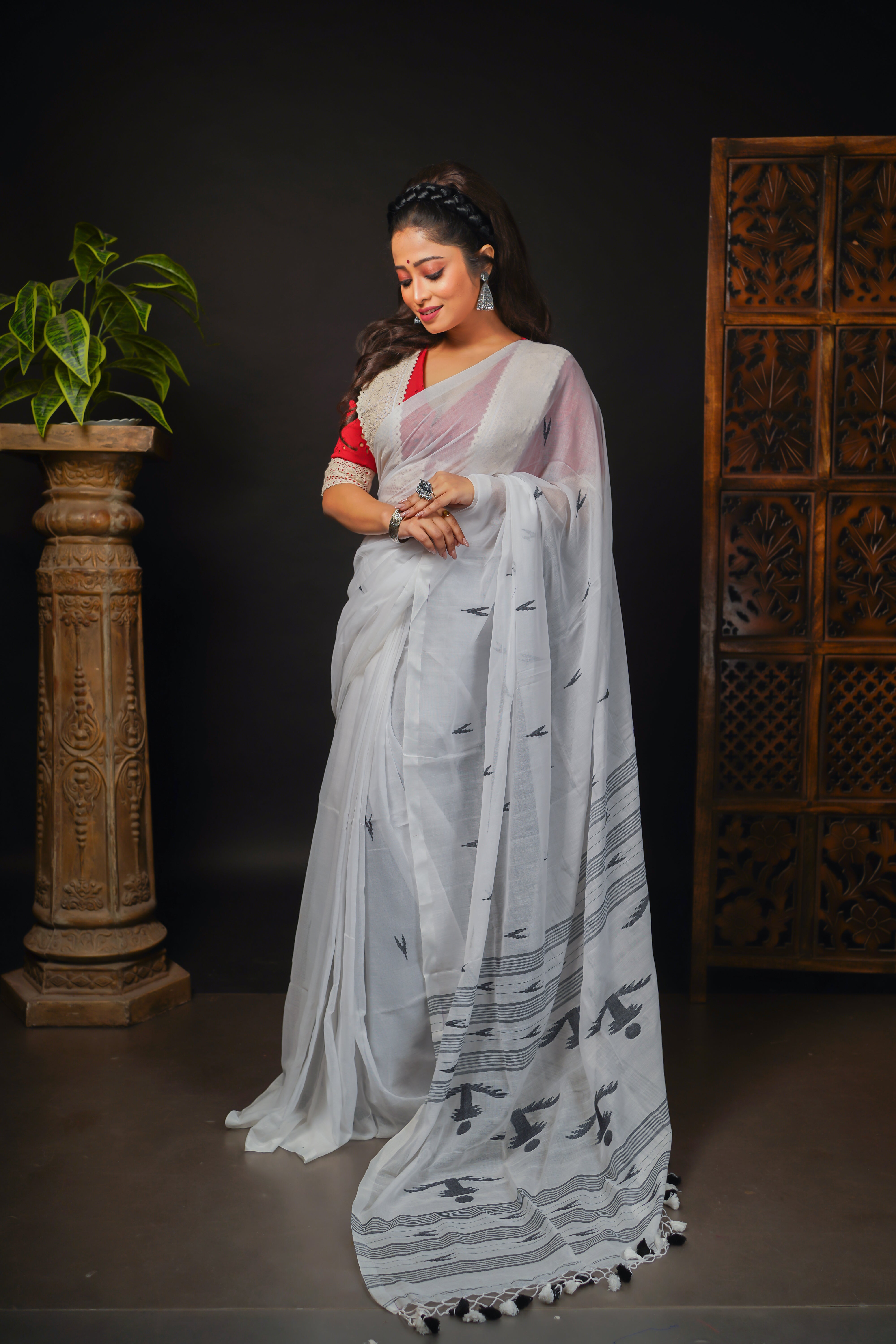 White pure mul mul cotton hand weaving saree