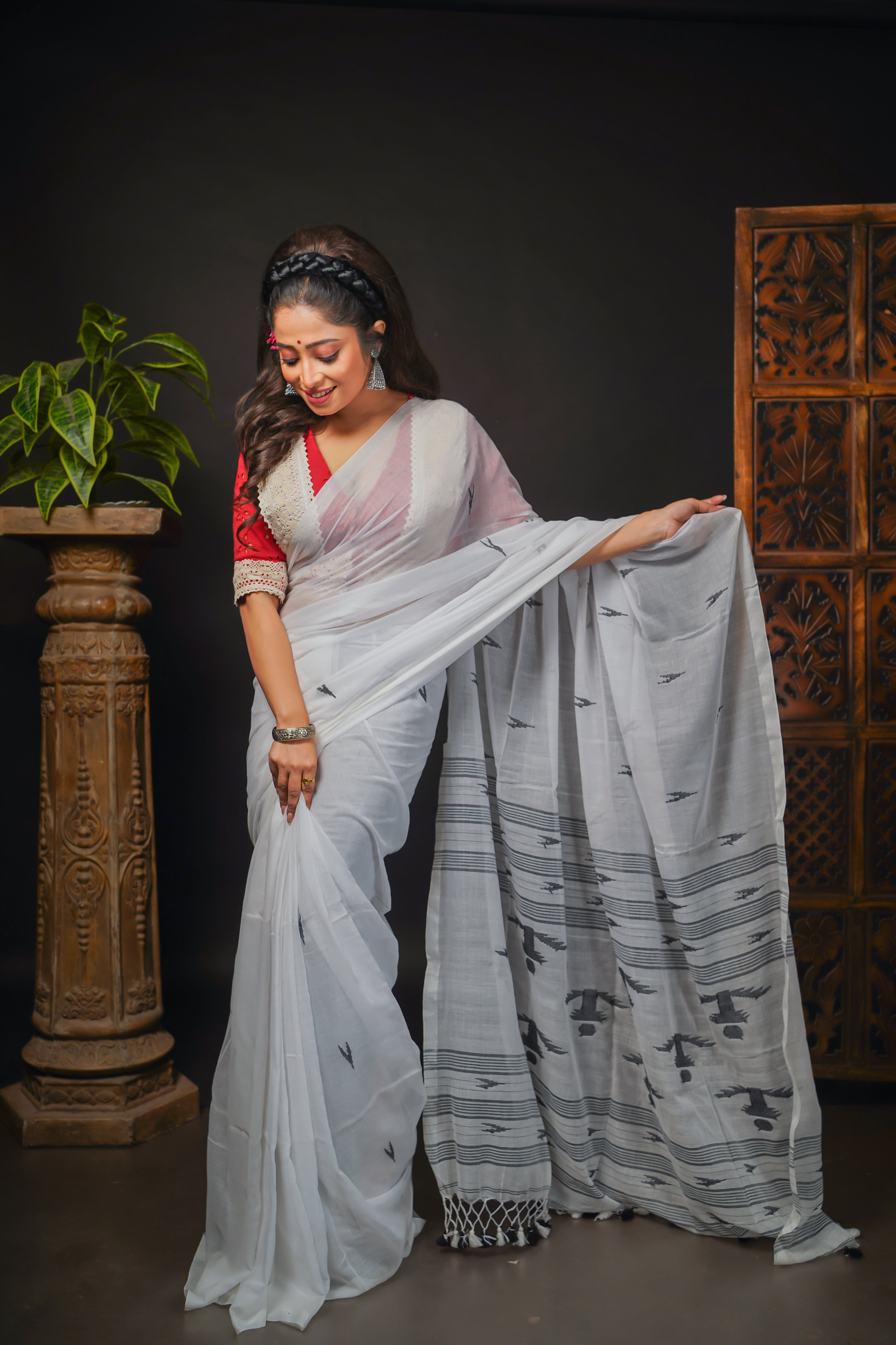 White pure mul mul cotton hand weaving saree