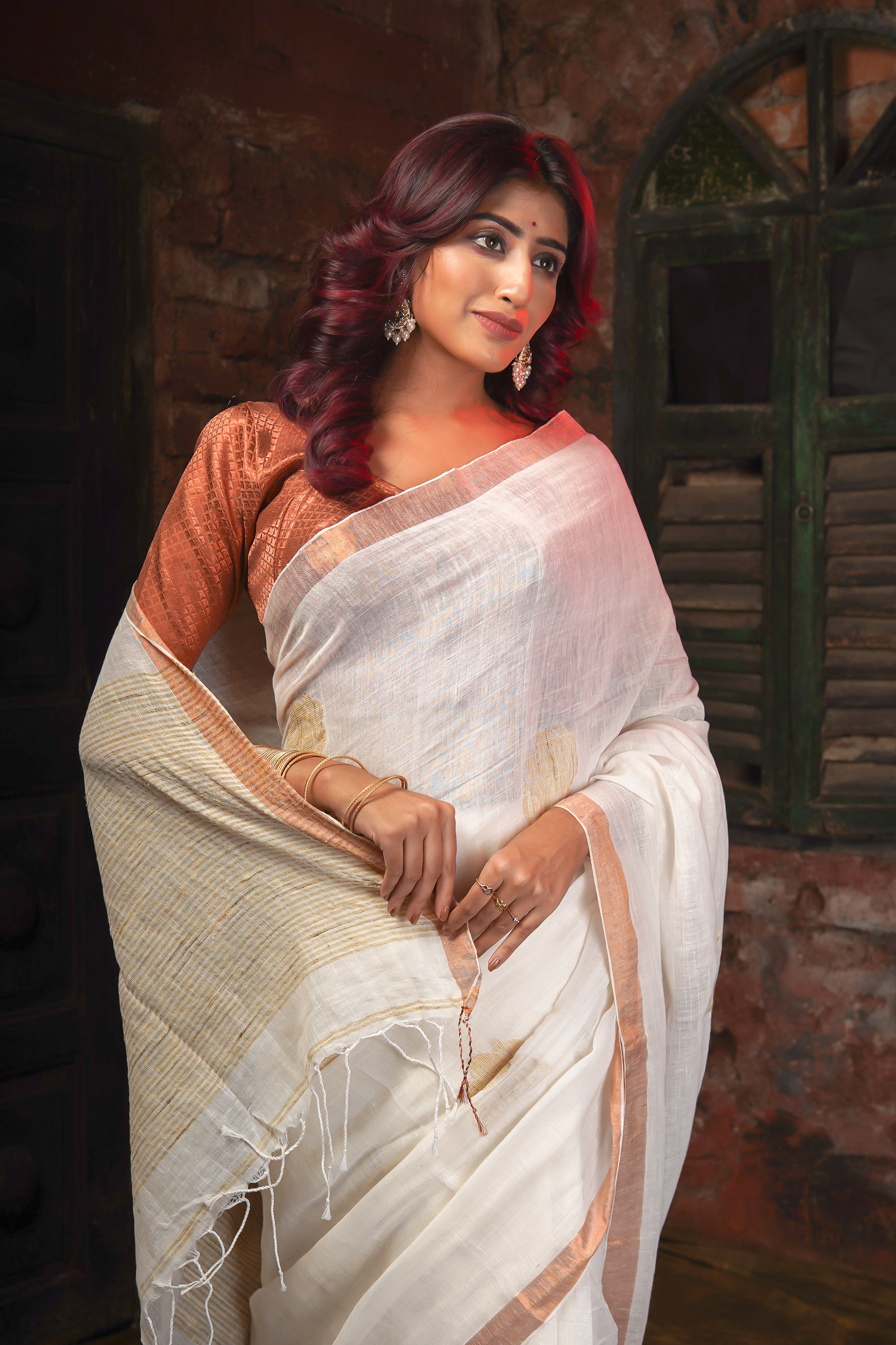 White Rose Motive Pure Linen Hand Woven Saree