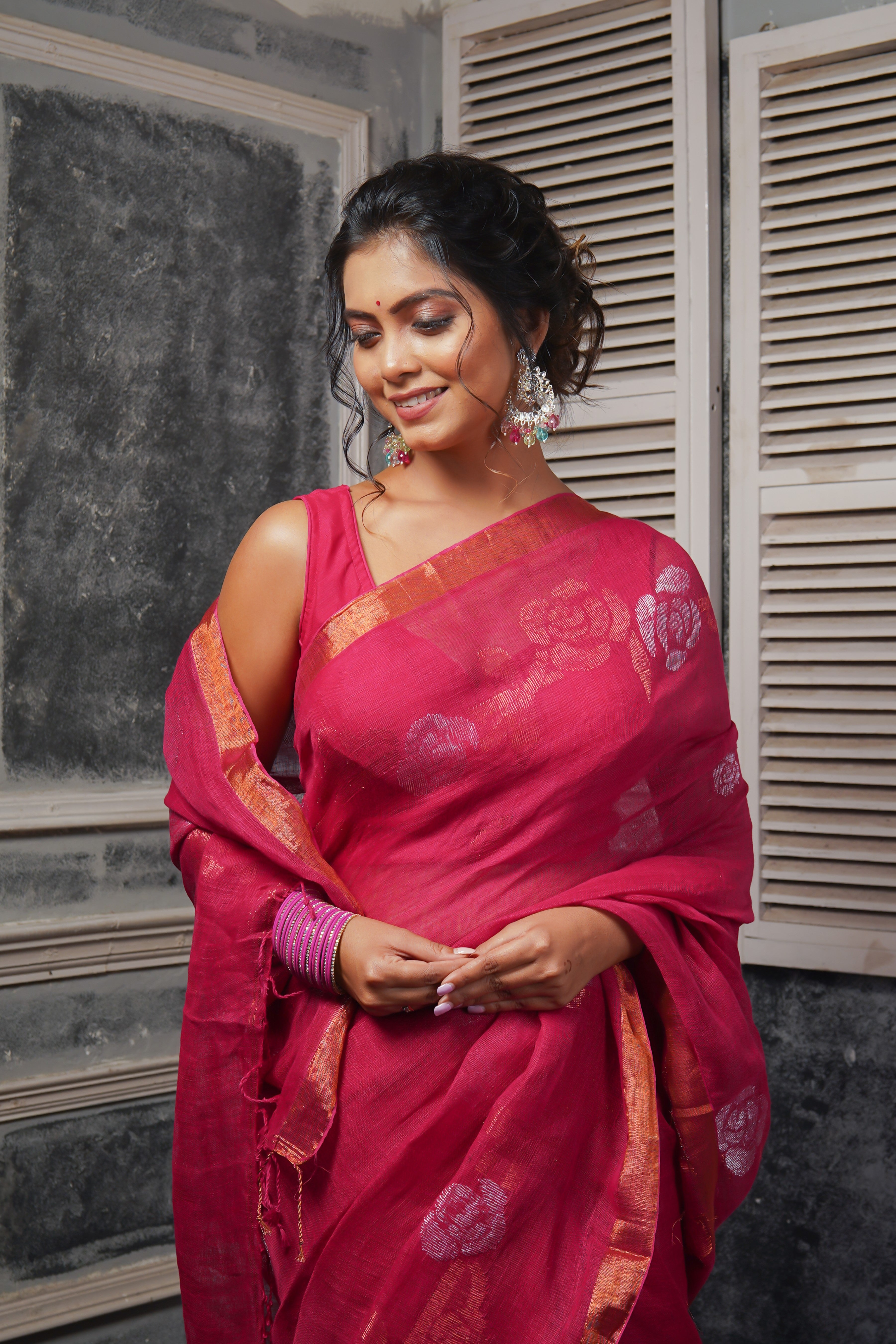 Rani Rose Linen Hand Woven Jamdani Saree