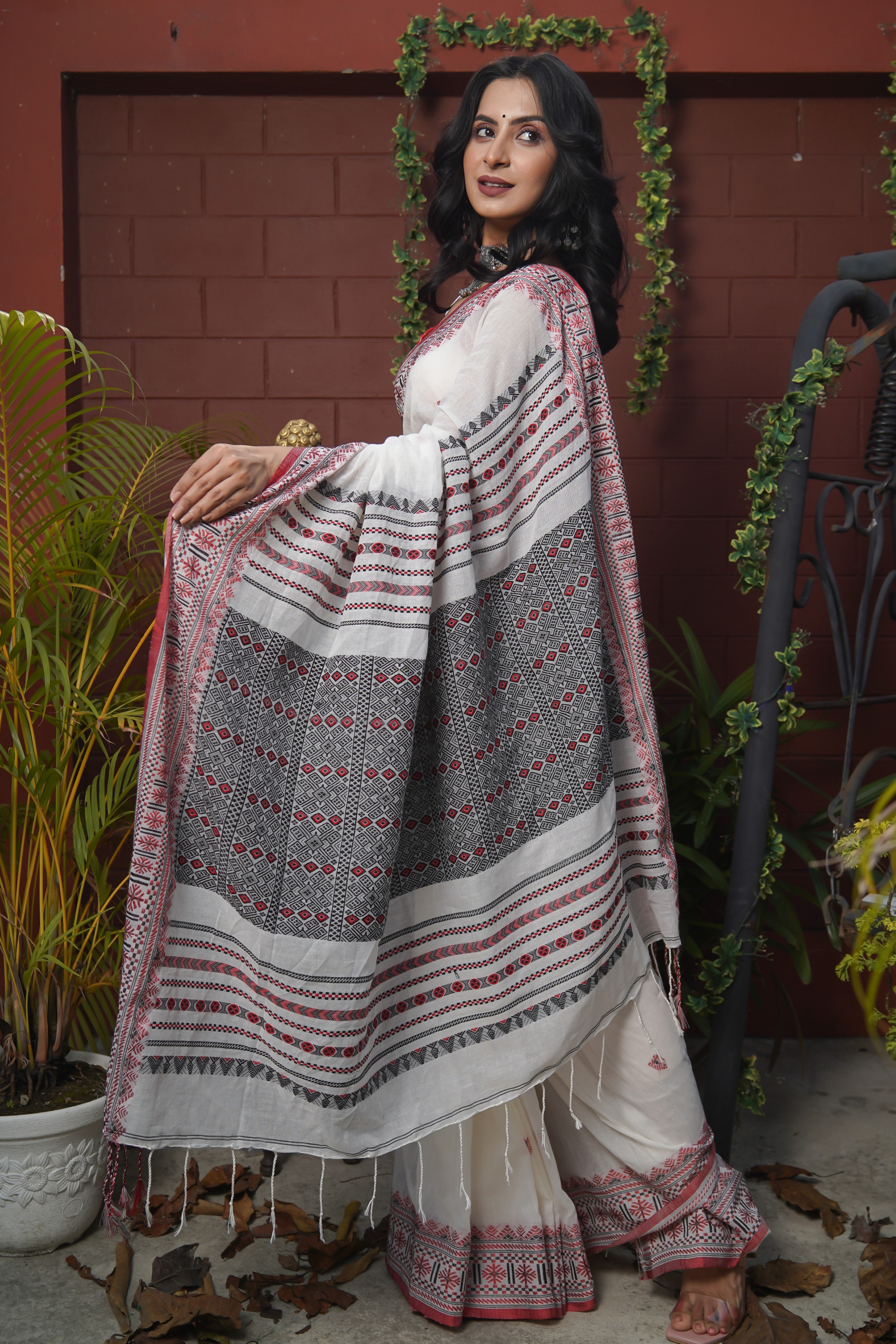 Pure Masrise Cotton Hand Weaving Buti Saree-White